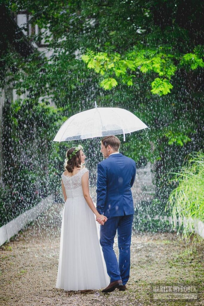 zdjęcie ślubne w deszczu nawiązujące do potrzebnego bierzmowania do ślubu kościelnego